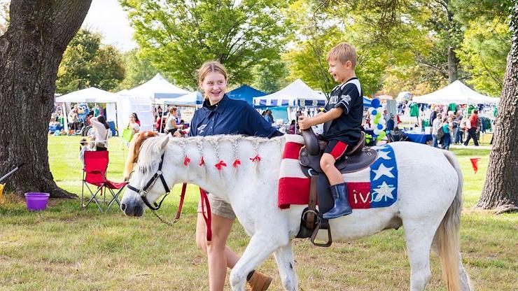 一年一度的 Whitpain Community Festival at Montgomery County Community College's 蓝铃校园 is a family favorite event each fall. Linda Johnson摄影